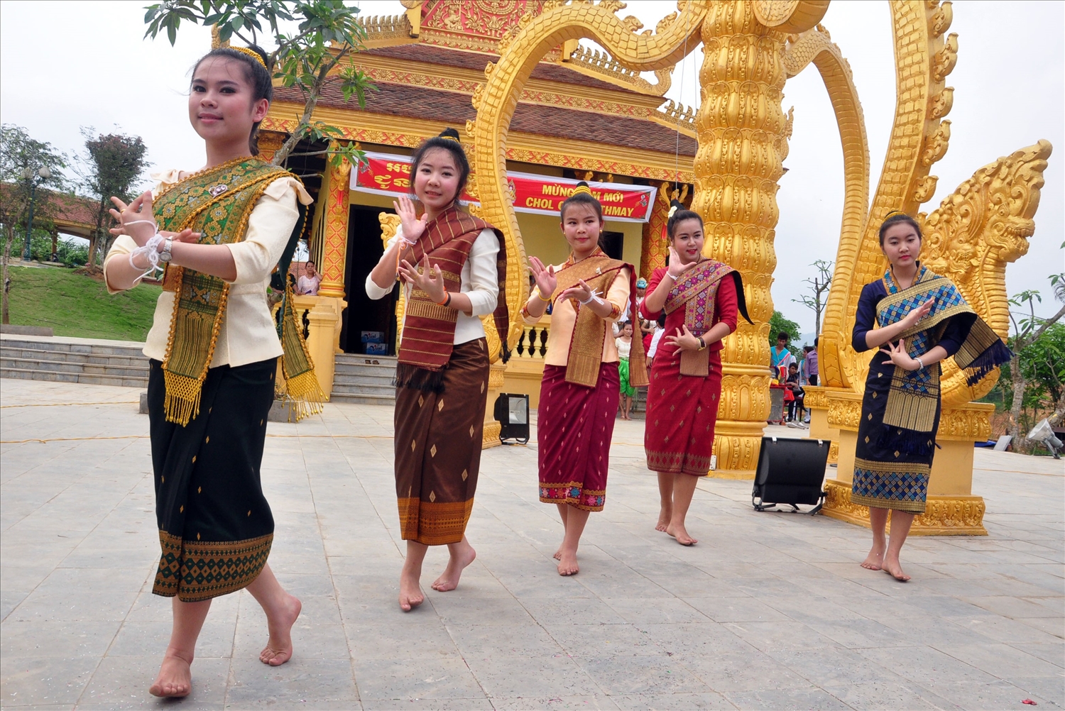 Các cô gái Khmer duyên dáng trong điệu múa lâm thôn